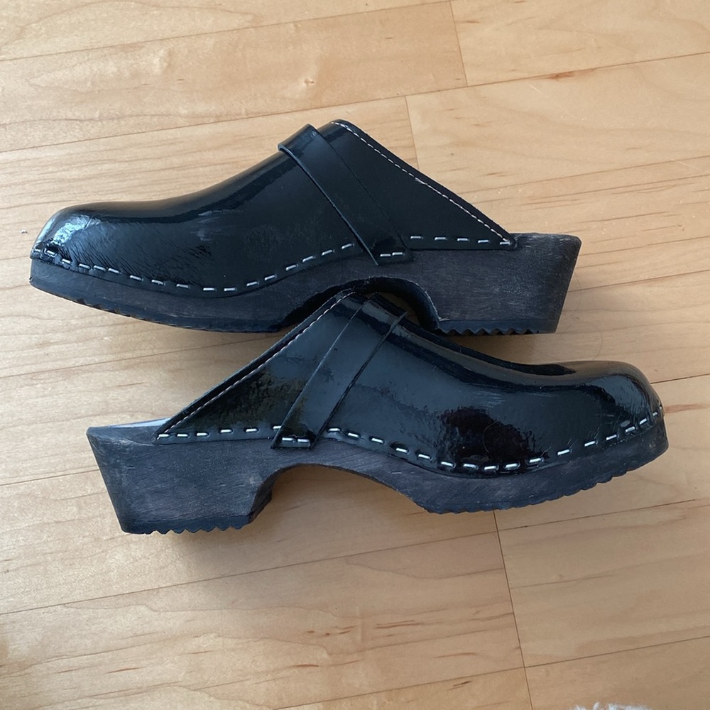 Black Patent cape Clogs by Torpatoffeln 41